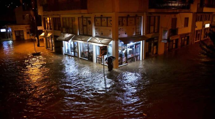 «Βούλιαξε» ο Βόλος – Χωρίς ρεύμα το 80% της πόλης – Οικογένειες πέρασαν τη νύχτα στις ταράτσες για να γλιτώσουν