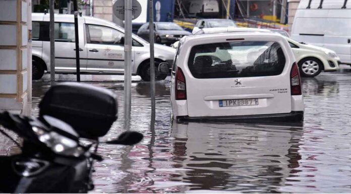 Κακοκαιρία: «Άνοιξαν» οι ουρανοί στην Αττική και οι δρόμοι «ποτάμια» – Παραλίγο να πνιγούν πολίτες στο κέντρο της Αθήνας (βίντεο)