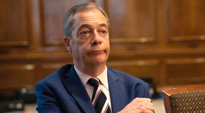 Nigel Farage για ψηφιακές ταυτότητες: «Όσοι δεν υπακούν σε εντολές θα χάνουν τα δικαιώματα τους όπως στην Κίνα»!