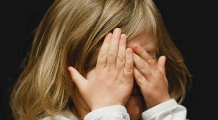 Ηράκλειο: Οκτώ παιδιά εντοπίστηκαν μόνα τους στο σπίτι – Ανάμεσά τους και 2 βρέφη – Γείτονες άκουσαν τα κλάματα