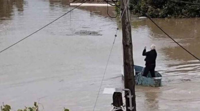 Καρδίτσα: Παππούς – ήρωας αναζητά με μία βάρκα συμπολίτες του
