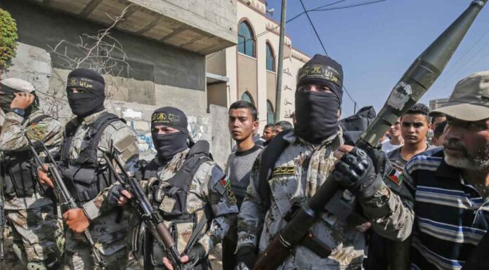 Πυροβολούν πολίτες σε καταφύγιο και τους ρίχνουν χειροβομβίδα (βίντεο)