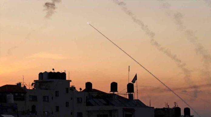 Bίντεο-σοκ από το ισραηλινό «Τετ»: Μαχητές της Χαμάς μεταφέρουν αλαλάζοντας πτώματα Ισραηλινών στρατιωτών στην Γάζα