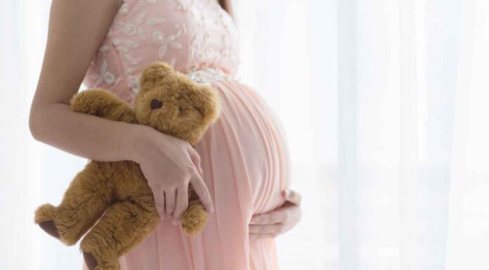 Η απίστευτη ιστορία της 13χρονης μαθήτριας στη Νάξο που γέννησε σε τουαλέτα: Στο νοσοκομείο έλεγαν ότι «Έχει καταπιεί φερμουάρ»!