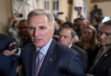 Πρωτοφανής εξέλιξη στις ΗΠΑ: Παύθηκε από το αξίωμα του προέδρου της Βουλής των Αντιπροσώπων ο Κέβιν Μακάρθι