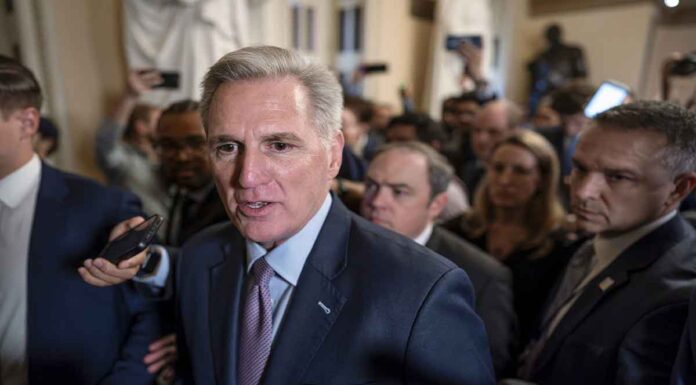 Πρωτοφανής εξέλιξη στις ΗΠΑ: Παύθηκε από το αξίωμα του προέδρου της Βουλής των Αντιπροσώπων ο Κέβιν Μακάρθι
