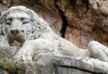 Ένα λιοντάρι στο Ναύπλιο λαξεύτηκε σ’ ένα βράχο το 19ο αιώνα – Drone βίντεο με τον κοιμώμενο λέοντα