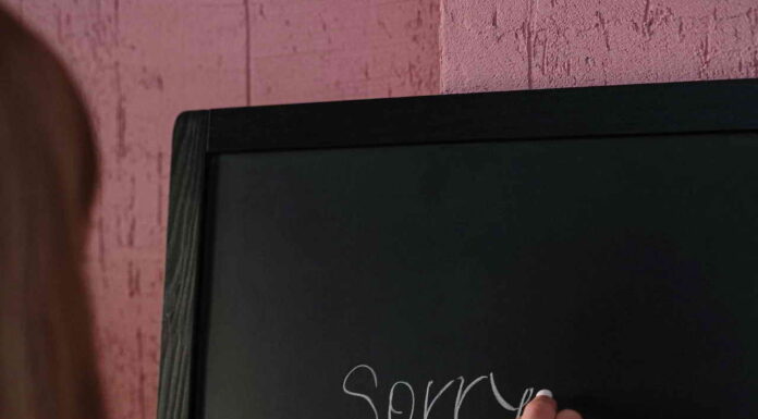 2 λέξεις που δεν πρέπει να χρησιμοποιείς ποτέ όταν ζητάς συγγνώμη