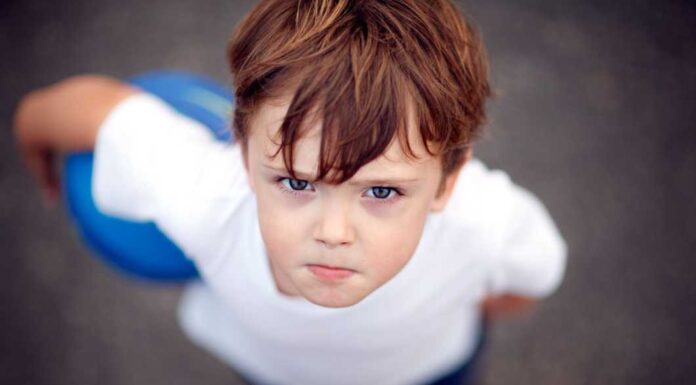 Μαρία Μοντεσσόρι: 5 φράσεις που ηρεμούν ένα επιθετικό παιδί