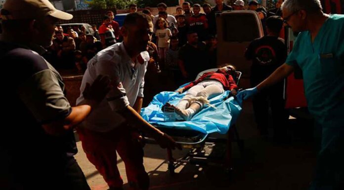 Αυξάνονται οι νεκροί στα νοσοκομεία της Γάζας – Σε ομαδικούς τάφους θάβονται οι νεκροί