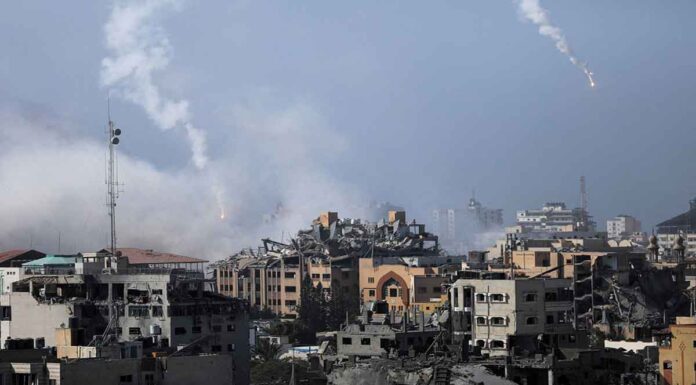 Σφοδρές μάχες και βομβαρδισμοί στην καρδιά της Γάζας – «Ματώνει» και η Δυτική Όχθη