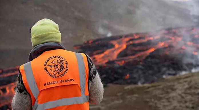 Η Ισλανδία έχει 33 ενεργά ηφαιστειακά συστήματα, τον υψηλότερο αριθμό στην Ευρώπη, και χιλιάδες δονήσεις έχουν καταγραφεί από τα τέλη Οκτωβρίου.