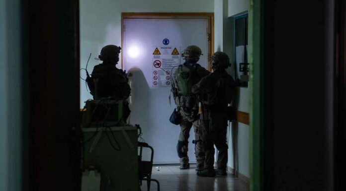 NYT και BBC ισχυρίζονται ότι το Ισραήλ «έστησε» τα βίντεο – «Μετακίνησε όπλα στα νοσοκομεία»