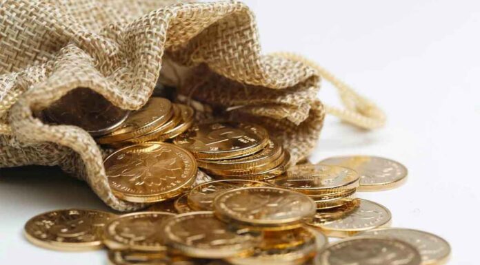 Σακουλάκι με 78 χρυσές λίρες πέταξε ηλικιωμένη από το μπαλκόνι της