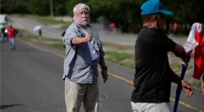 Παναμάς: Άνδρας βγάζει πιστόλι και πυροβολεί εν ψυχρώ δύο διαδηλωτές μπροστά στις κάμερες! (βίντεο)