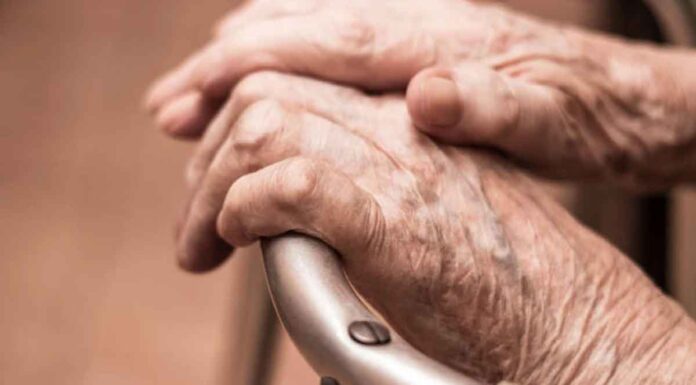 Νοσηλεύτρια γηροκομείου που έδωσε το καθαριστικό στην 92χρονη: “Ήπιε αρκετές φορές” – Τι δείχνουν οι κάμερες (vid)