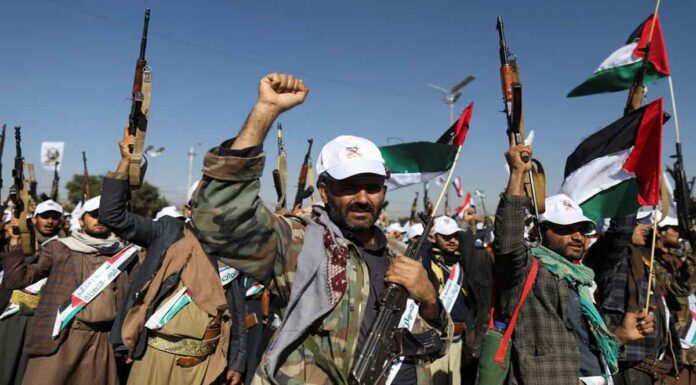 Ποιοι είναι οι Χούθι και γιατί έχουν βρεθεί στο στόχαστρο των ΗΠΑ;