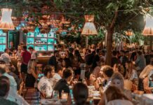 5 απλοί κανόνες συμπεριφοράς που θα σας κάνουν να γίνετε ο αγαπημένος πελάτης σε μπαρ και εστιατόρια