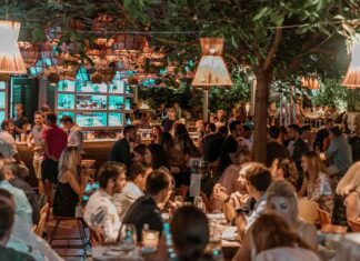 5 απλοί κανόνες συμπεριφοράς που θα σας κάνουν να γίνετε ο αγαπημένος πελάτης σε μπαρ και εστιατόρια