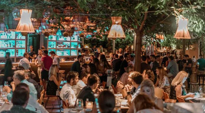 5 απλοί κανόνες συμπεριφοράς που θα σας κάνουν να γίνετε ο αγαπημένος πελάτης σε μπαρ και εστιατόρια