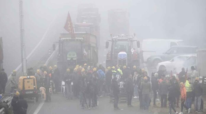 Δεν κάνουν πίσω οι Γάλλοι αγρότες – Αποκλείουν δρόμους γύρω από το Παρίσι (βίντεο)
