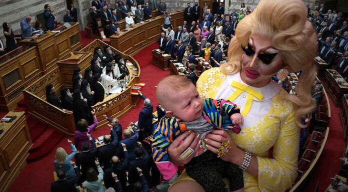 Απλώς οι πολίτες παρακολουθούν τηλεόραση