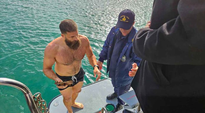Θεοφάνια στην Ιεράπετρα: 31χρονος αγρότης έπιασε για 8η φορά τον σταυρό – 17 νέοι βούτηξαν στα νερά του λιμανιού (pics)