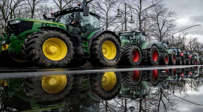 Σύνοδος Κορυφής: Στους δρόμους των Βρυξελλών τα τρακτέρ των αγροτών – Μπλόκα σε Γαλλία, Ισπανία, Ιταλία (vid)