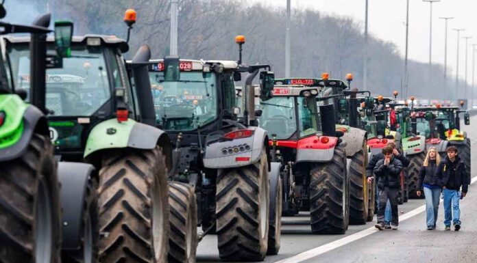 Αγροτικά μπλόκα και κινητοποιήσεις σε όλη την Ευρώπη