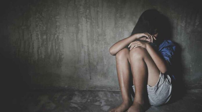 Νηστική και εκτεθειμένη στο κρύο Συγκινεί το δράμα της ανήλικης που έφυγε για να γλιτώσει από τον βίαιο πατέρα της.