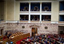 Γάμος ομόφυλων: Πέρασε με 176 «Ναι» το νομοσχέδιο, 76 «Όχι» και 46 απουσίες