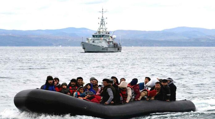 Κρήτη | Έφτασαν στην Αγία Γαλήνη οι πρώτοι μετανάστες – Τους φέρνουν τμηματικά