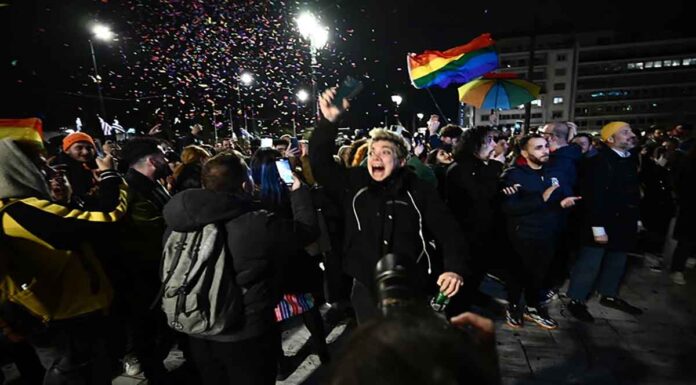 «Ελλάδα, η πρώτη ορθόδοξη χώρα που νομιμοποιεί» τον γάμο των ομόφυλων ζευγαριών – Τι γράφουν τα διεθνή ΜΜΕ