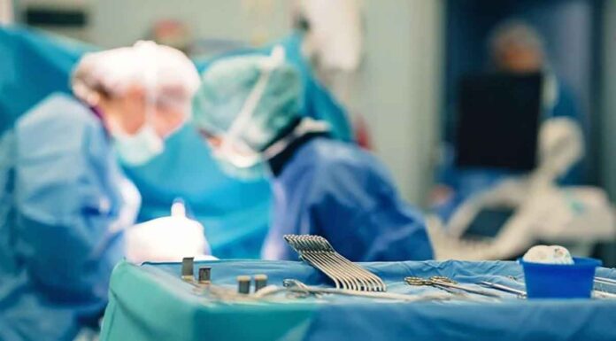 Ηράκλειο: Μάχη με το χρόνο για να αφαιρεθεί η γάζα από το έντερο της γυναίκας – Έκπληκτοι οι γιατροί που είδαν το «ξένο σώμα» (vid)