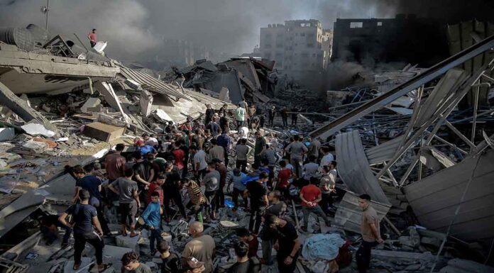 Γάζα: Αντιμέτωποι και με λιμό οι Παλαιστίνιοι – Η Βρετανία έριξε από τον αέρα 10 τόνους βοήθειας