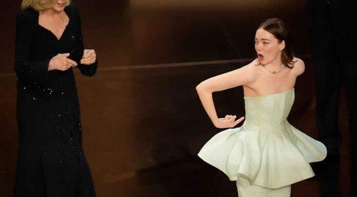Όσκαρ 2024: Τα στιγμιότυπα που ξεχώρισαν – Το ατύχημα με το φόρεμα της Έμμα Στόουν και η τούμπα της Λίζα Κόσι