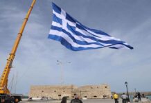 Τεράστια ελληνική σημαία κυματίζει στο ενετικό φρούριο του Κούλε (vid)