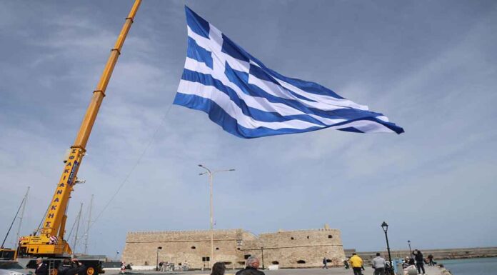 Τεράστια ελληνική σημαία κυματίζει στο ενετικό φρούριο του Κούλε (vid)