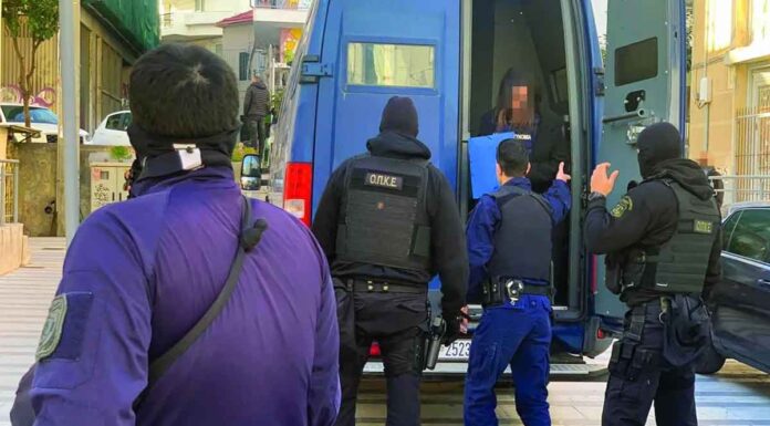 Ομόφωνα ένοχη η 39χρονη για την επίθεση με βιτριόλι στον εν διαστάσει σύζυγό της – Η απόφαση για τον ταξιτζή και τη φίλη της (vid)
