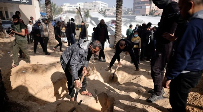 Γάζα: Εκταφή σχεδόν 200 σορών από ομαδικούς τάφους στο νοσοκομείο Νάσερ