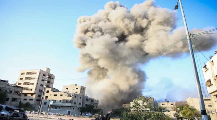 Οι IDF βομβάρδισαν προσφυγικό καταυλισμό – Υπό πίεση ο Νετανιάχου «ζυγίζει» την απάντηση στο Ιράν