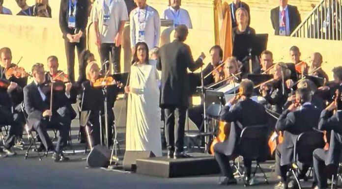 Συγκλόνισε η Νάνα Μούσχουρη στο Καλλιμάρμαρο -Τραγούδησε τους εθνικούς ύμνους Ελλάδας και Γαλλίας