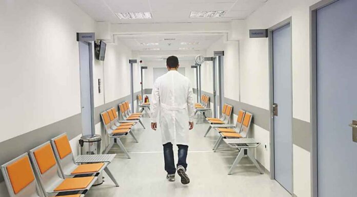 “Μπαλώματα” με ιδιώτες αντί για τις αναγκαίες προσλήψεις γιατρών – Οι νέες τοποθετήσεις στα νοσοκομεία της Κρήτης