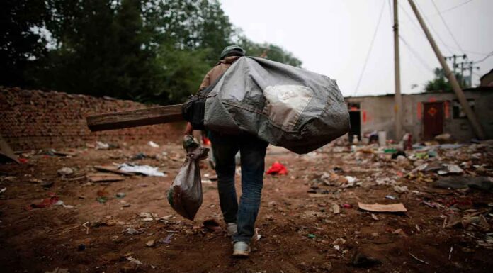 Ρακοσυλλέκτης βρήκε τσάντα γεμάτη χρυσό, εντόπισε την ιδιοκτήτη της και την παρέδωσε