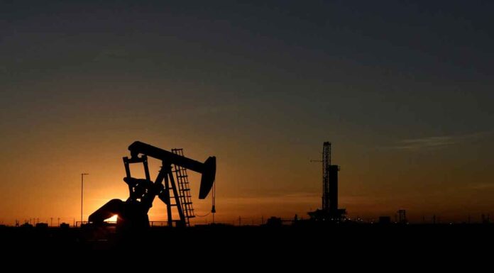 Γιατι πέφτει η τιμή του πετρελαίου και η Κίνα συσσωρεύει τεράστια αποθέματα