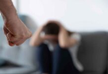 Ενώπιον εισαγγελέα σήμερα ο δημοσιογράφος της ΕΡΤ που ξυλοκόπησε τη σύντροφό του – Της έστειλε απειλητικά μηνύματα