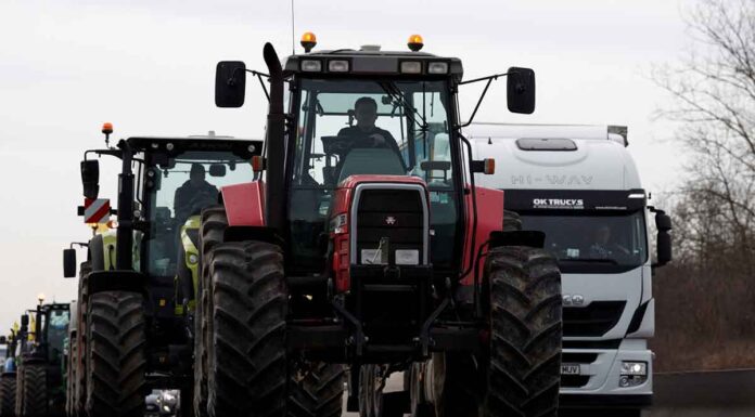 Αγρότες από Ισπανία και Γαλλία βγήκαν στους δρόμους ενόψει των Ευρωεκλογών διαμαρτυρόμενοι για τον αθέμιτο ανταγωνισμό (βίντεο) Αγρότες από την Γαλλία και την Ισπανία απέκλεισαν δρόμους κατά μήκος των συνόρων στην οροσειρά των Πυρηναίων σήμερα.