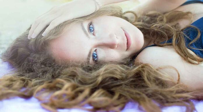 3 DIY μάσκες ενυδάτωσης για λαμπερή επιδερμίδα κάτω από τον ήλιο Δοκίμασε αυτές τις 3 DIY μάσκες προσώπου που θα χαρίσουν στην επιδερμίδα σου την απόλυτη καλοκαιρινή φροντίδα