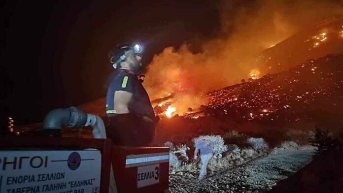 Ολονύχτια μάχη με τις φλόγες δίνουν οι πυροσβέστες για την φωτιά που ξέσπασε στο Ρέθυμνο