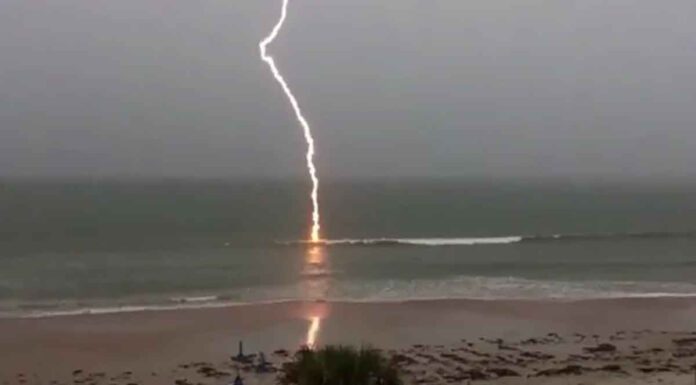 Ζερεφός για θάνατο 13χρονης από κεραυνό στη Χαλκιδική – «Φεύγουμε από τη θάλασσα όταν ξεσπά καταιγίδα» Χαλκιδική: 13χρονη έπεσε νεκρή από κεραυνό μπροστά στα μάτια της μητέρας της